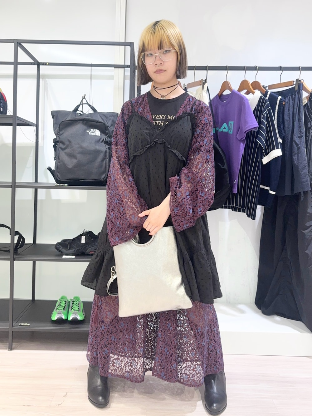 ブラック系のTシャツ/カットソー、レッド系のワンピース、シルバー系のショルダーバッグを着用したレディースの夏コーディネートの2枚目の写真