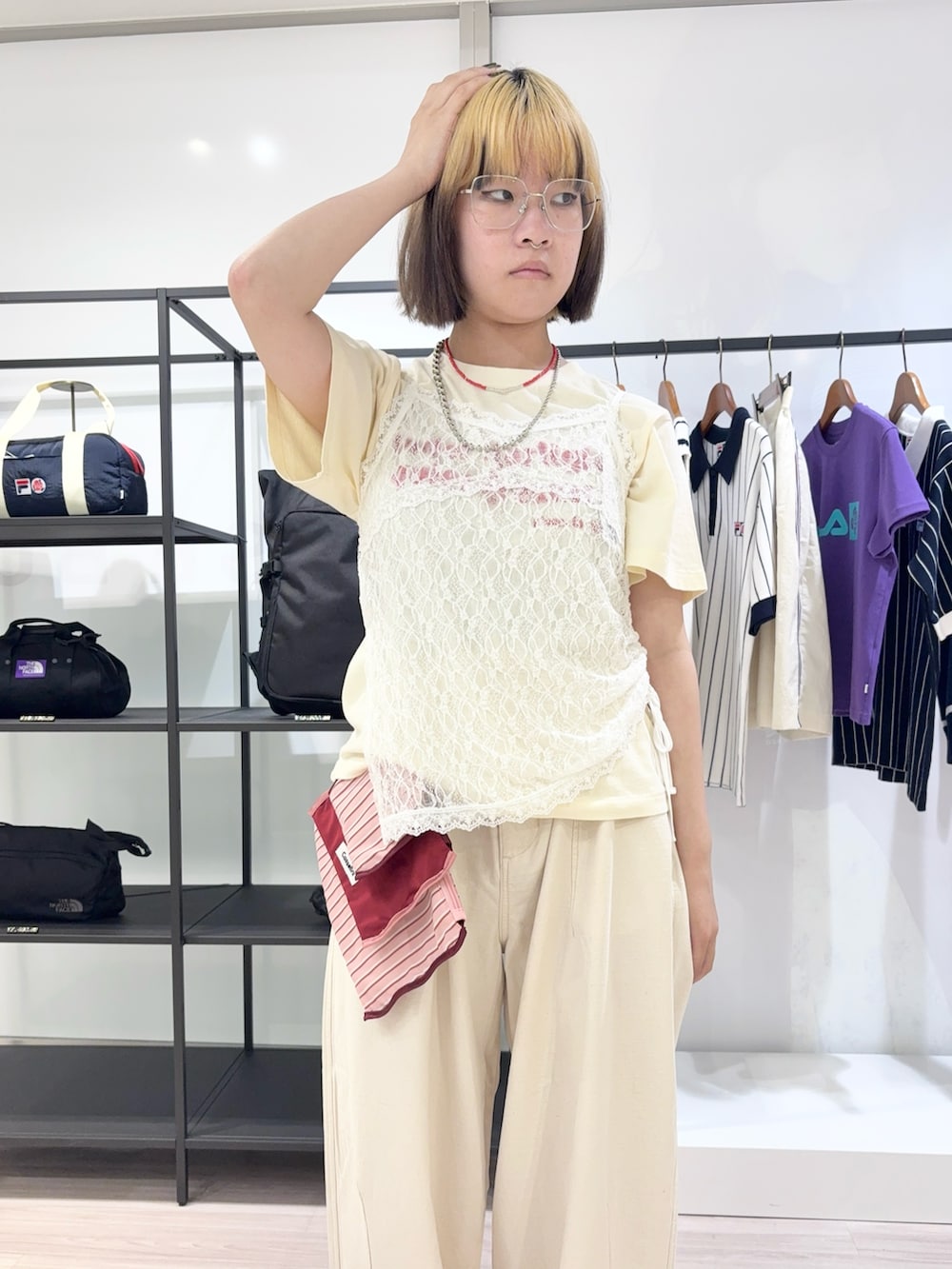 ホワイト系のタンクトップ、ホワイト系のTシャツ/カットソー、ホワイト系のデニムパンツを着用したレディースの夏コーディネートの5枚目の写真