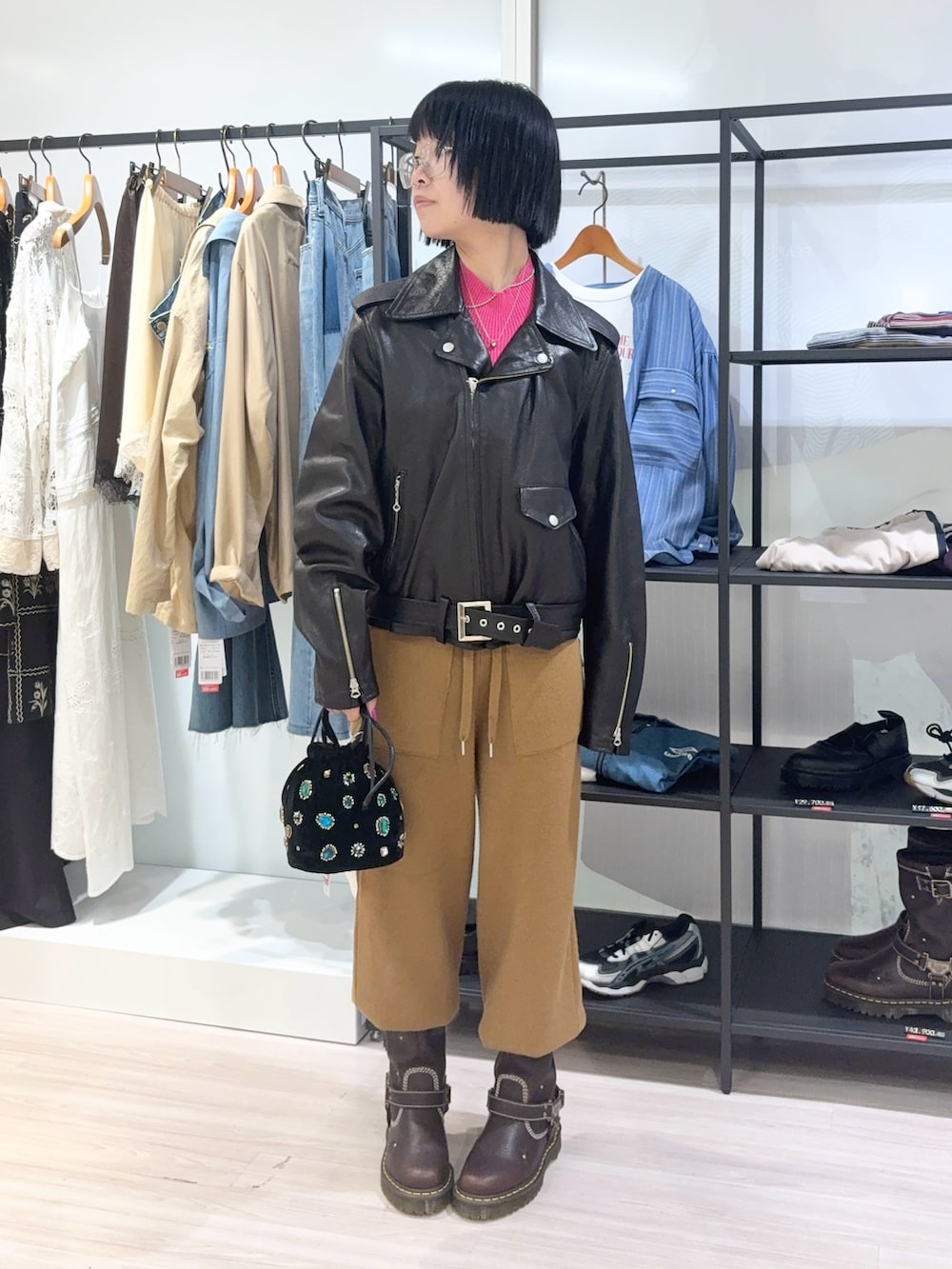 ピンク系のニット/セーター、ブラック系のライダースジャケット、イエロー系のその他パンツを着用したレディースの秋コーディネートの2枚目の写真