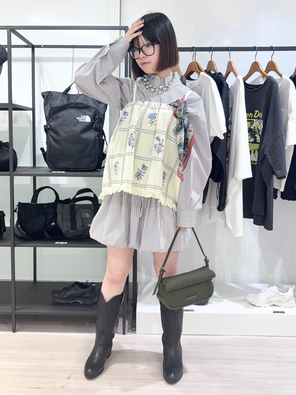 ブラック系のブーツ、ブルー系のスカート、ブルー系のシャツ/ブラウスを着用したレディースの春コーディネートの2枚目の写真
