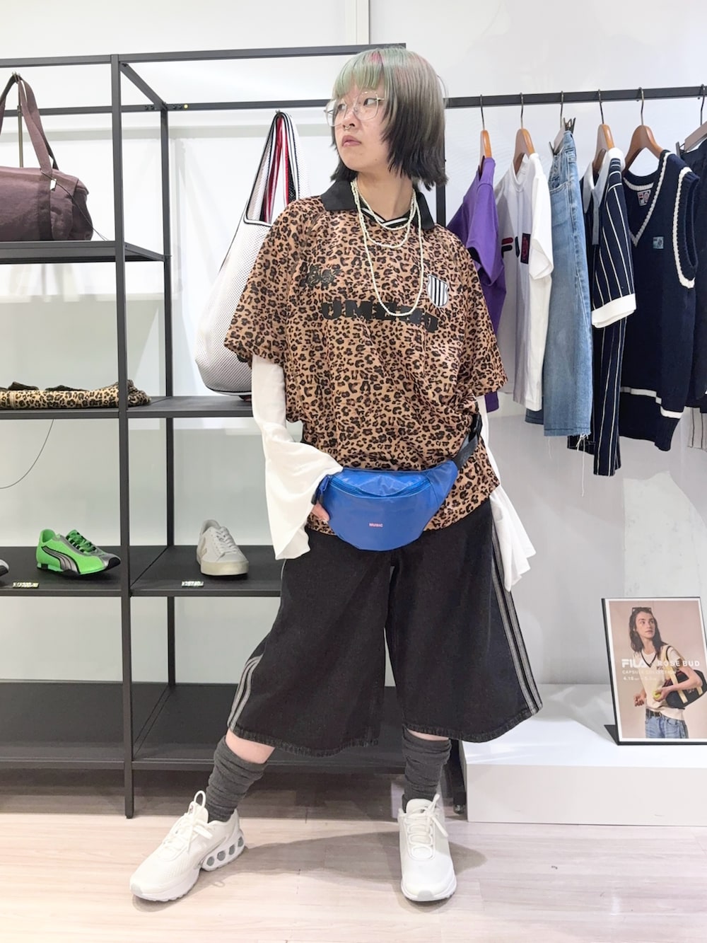 ブラウン系のTシャツ/カットソー、ブラック系のその他パンツ、ホワイト系のスニーカーを着用したレディースの夏コーディネートの2枚目の写真