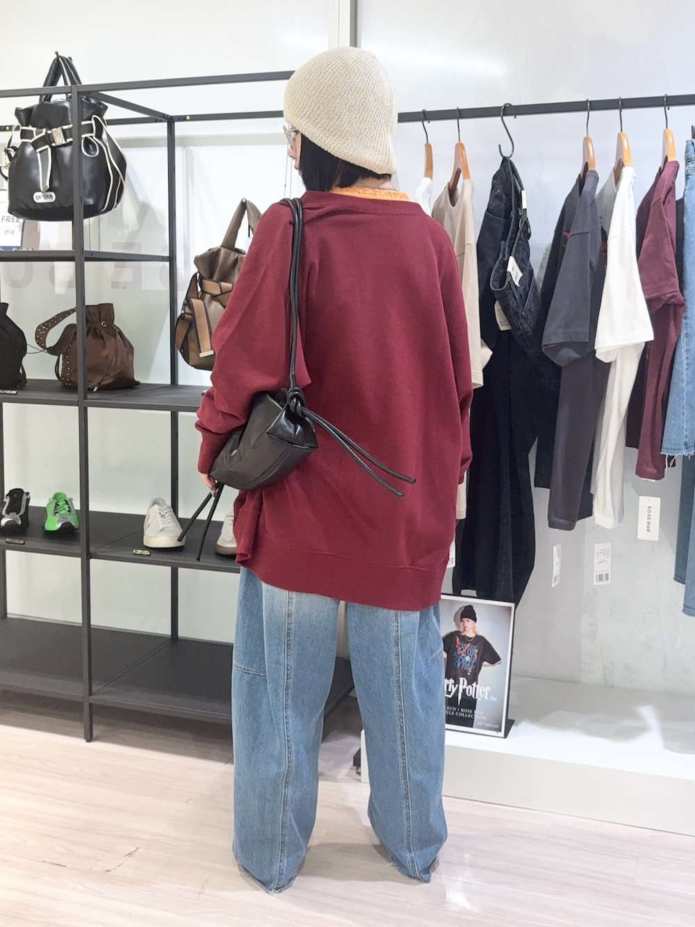 ブラック系のその他シューズ、オレンジ系のTシャツ/カットソー、レッド系のスウェットを着用したレディースの秋コーディネートの4枚目の写真