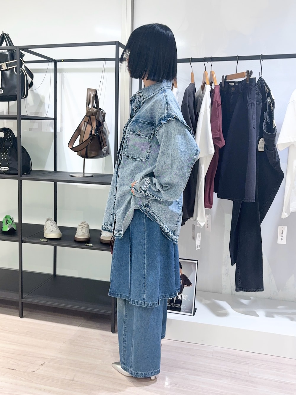 ブルー系のシャツ/ブラウス、ブルー系のデニムスカート、ブルー系のデニムパンツを着用したレディースの夏コーディネートの3枚目の写真