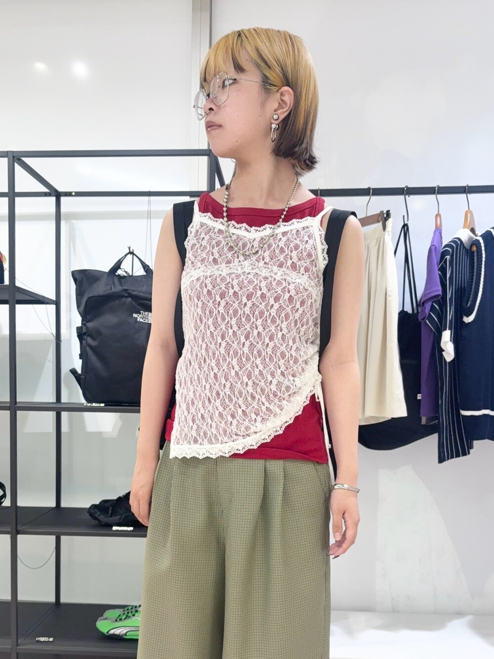グリーン系のその他パンツ、シルバー系のバングル/リストバンド、シルバー系のネックレスを着用したレディースの夏コーディネートの5枚目の写真
