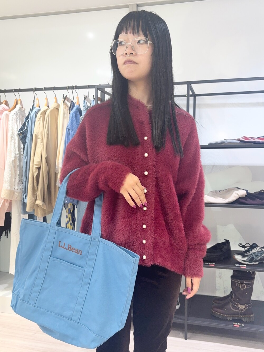 ブルー系のトートバッグ、レッド系のニット/セーター、ブラウン系のその他パンツを着用したレディースの秋コーディネートの3枚目の写真