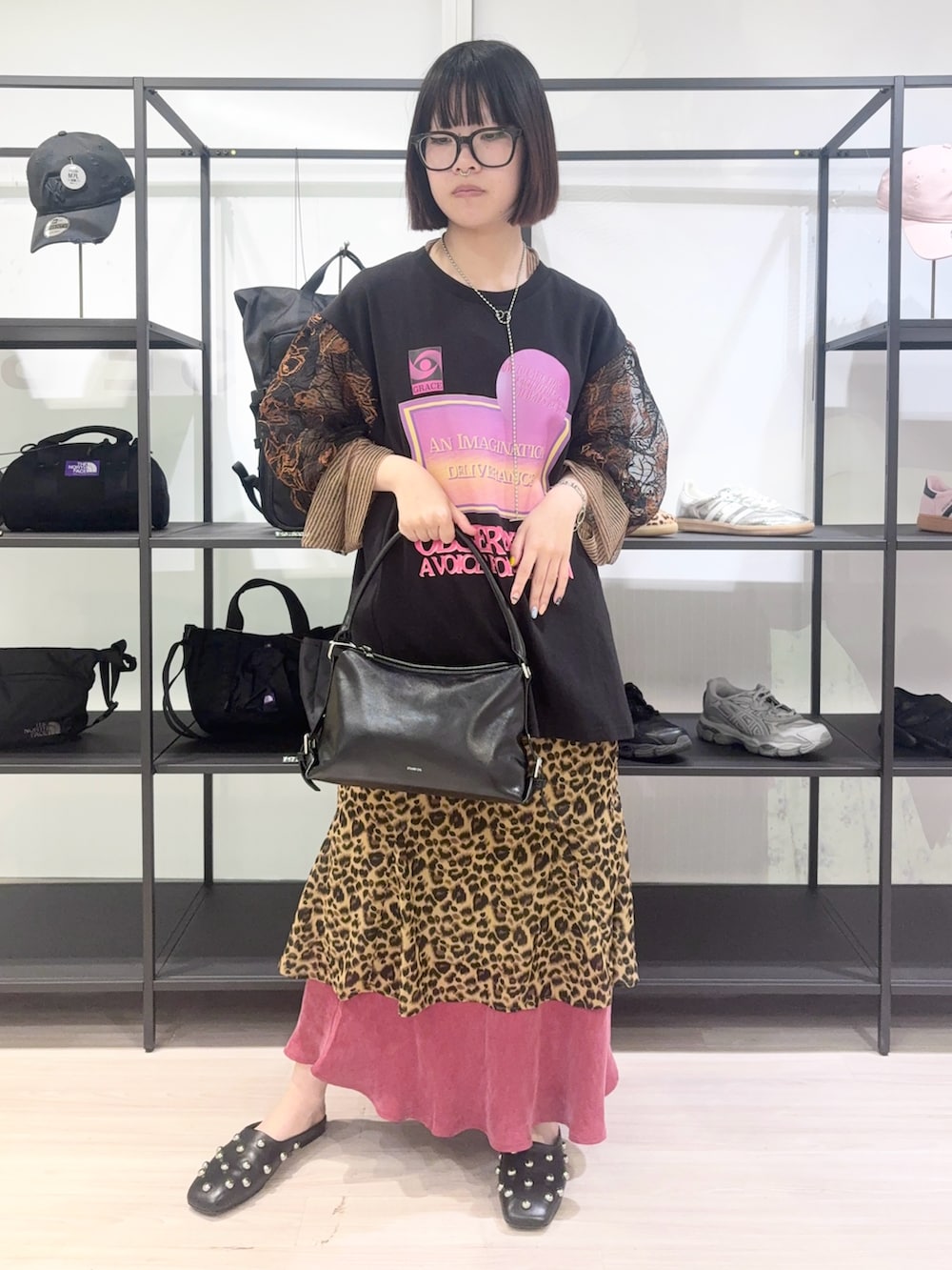 ベージュ系のスカート、ブラウン系のTシャツ/カットソー、レッド系のスカートを着用したレディースの春コーディネートの2枚目の写真