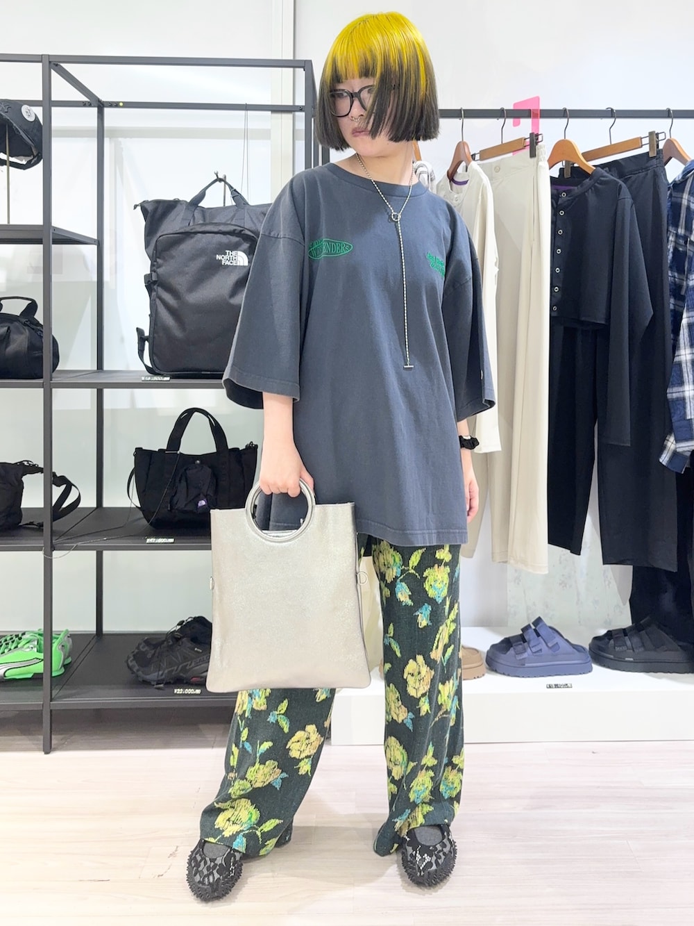 ブルー系のTシャツ/カットソー、シルバー系のショルダーバッグ、グリーン系のその他パンツを着用したレディースの春コーディネートの5枚目の写真