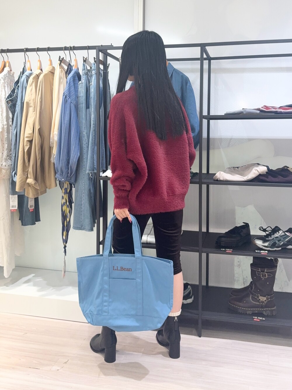 ブルー系のトートバッグ、レッド系のニット/セーター、ブラウン系のその他パンツを着用したレディースの秋コーディネートの5枚目の写真