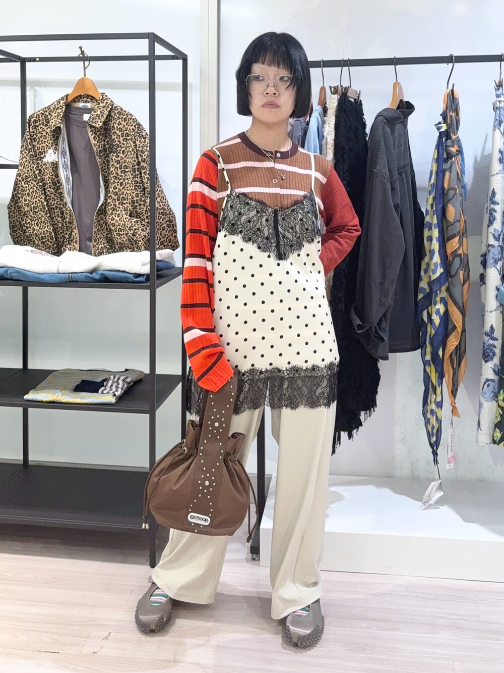 ブラウン系のニット/セーター、ブラウン系のショルダーバッグ、ベージュ系のその他パンツを着用したレディースの秋コーディネートの2枚目の写真