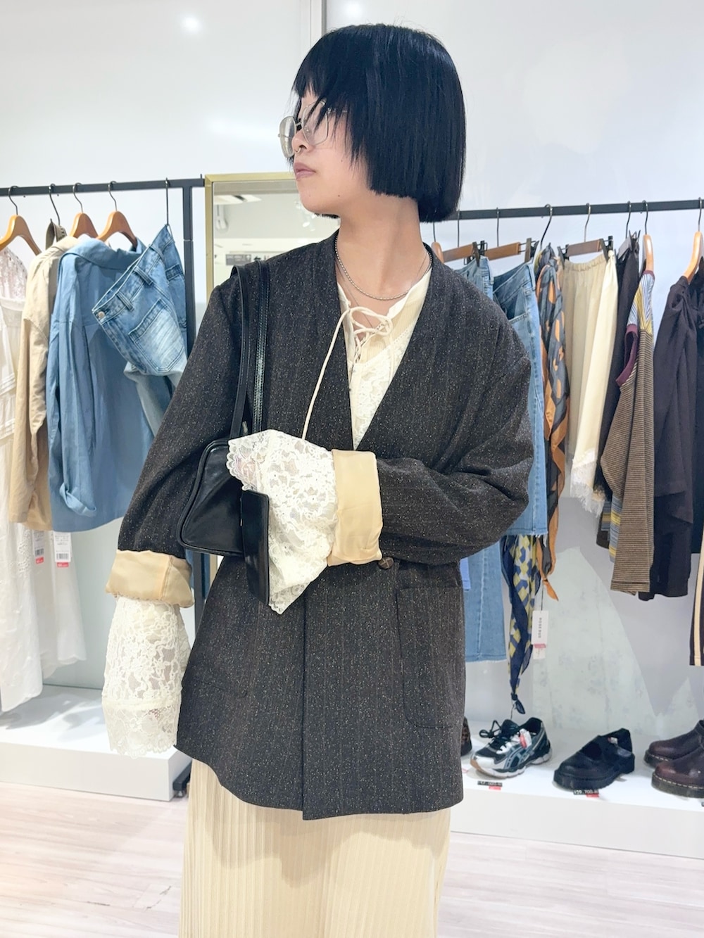 ホワイト系のワンピース、ホワイト系のTシャツ/カットソー、ブラウン系のその他アウターを着用したレディースの秋コーディネートの5枚目の写真