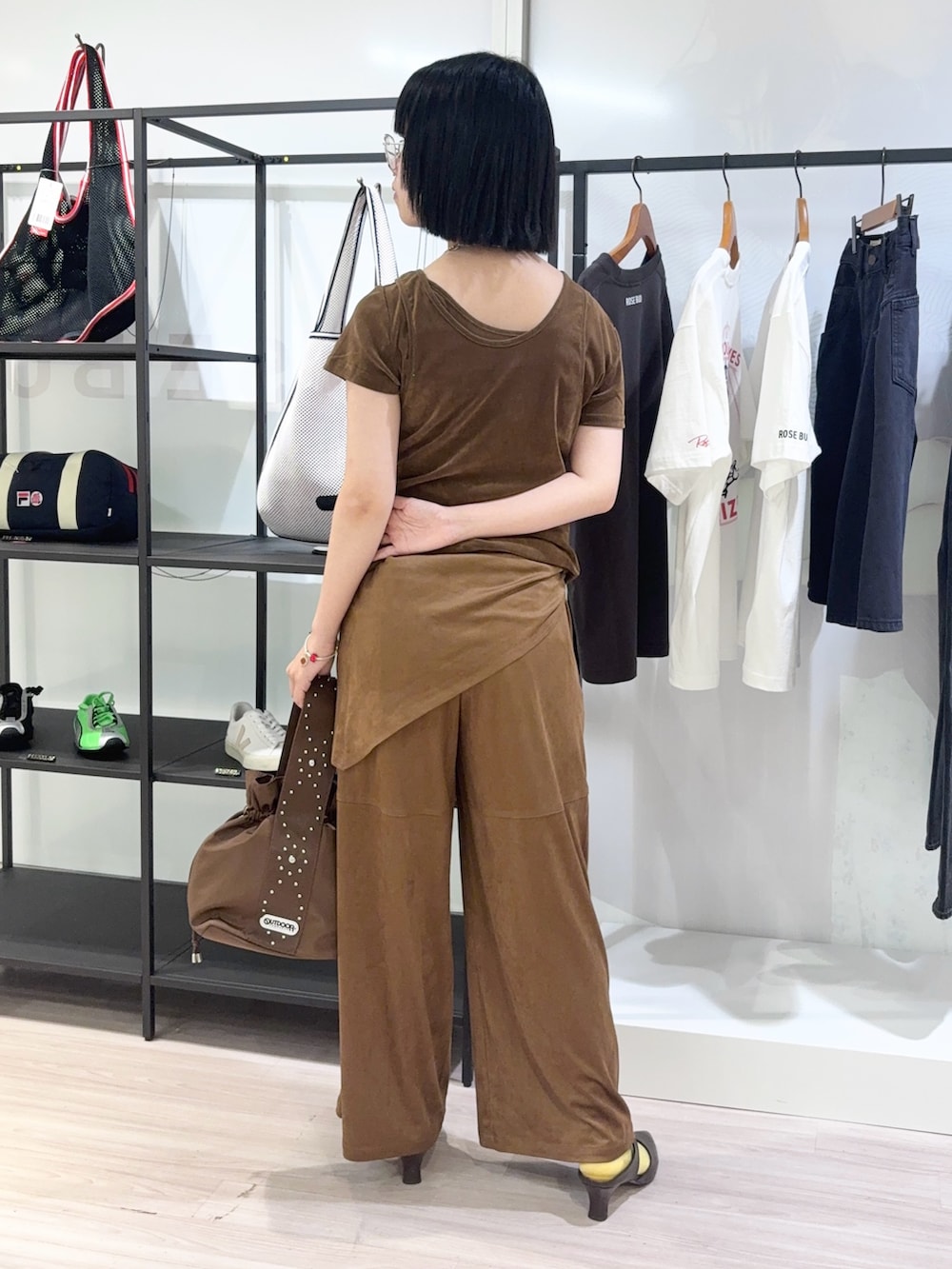 ブラウン系のTシャツ/カットソー、ブラウン系のその他パンツ、ブラウン系のショルダーバッグを着用したレディースの夏コーディネートの4枚目の写真