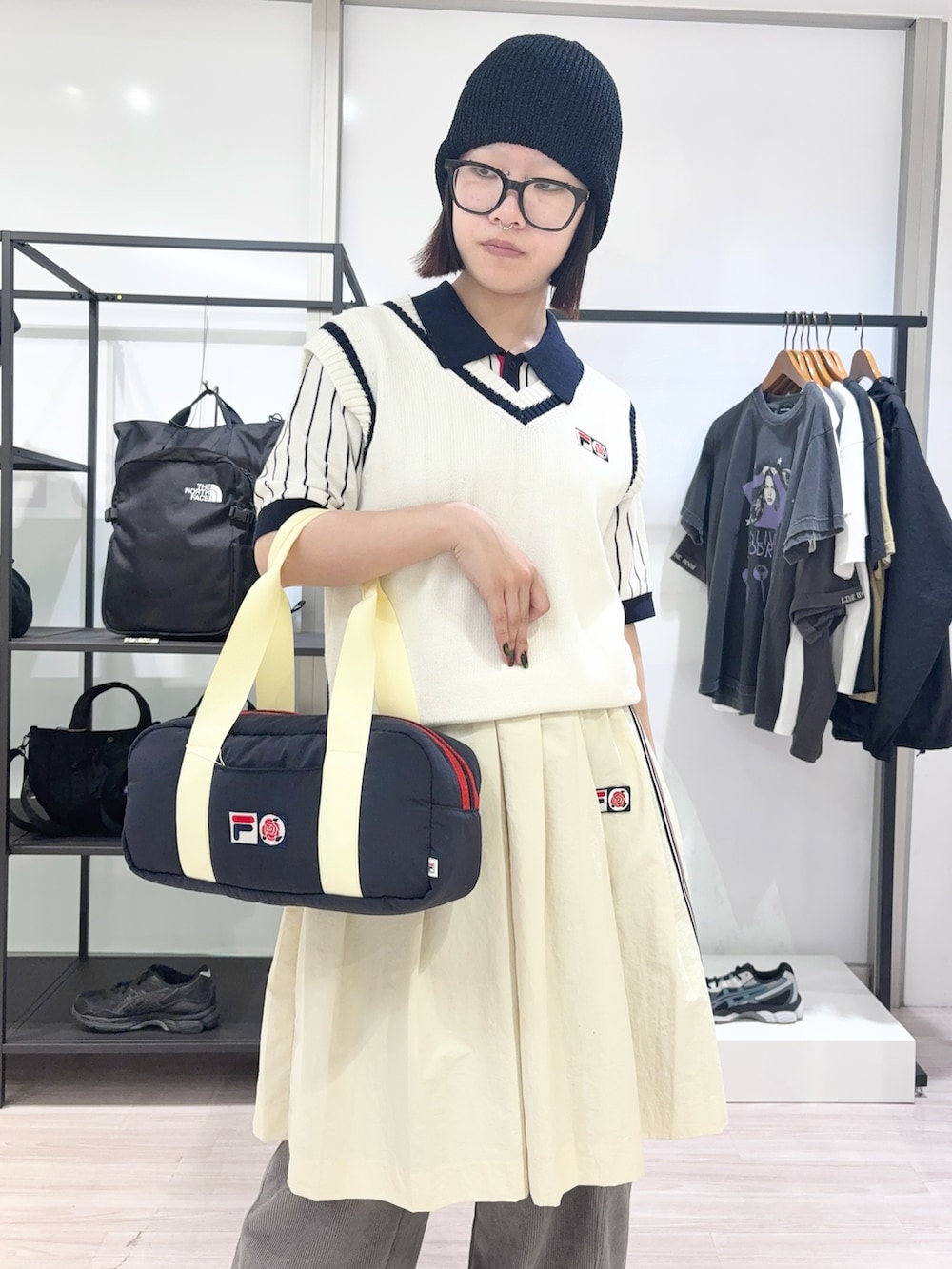 ブラウン系のローファー、グレー系のその他パンツ、ブルー系のボストンバッグを着用したレディースの春コーディネートの5枚目の写真