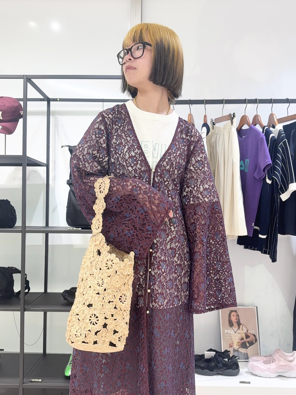 レッド系のワンピース、ホワイト系のTシャツ/カットソー、ベージュ系のショルダーバッグを着用したレディースの春コーディネートの5枚目の写真