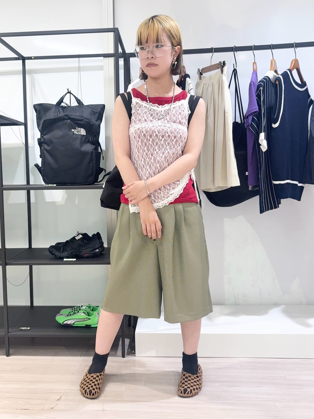 グリーン系のその他パンツ、シルバー系のバングル/リストバンド、シルバー系のネックレスを着用したレディースの夏コーディネートの2枚目の写真