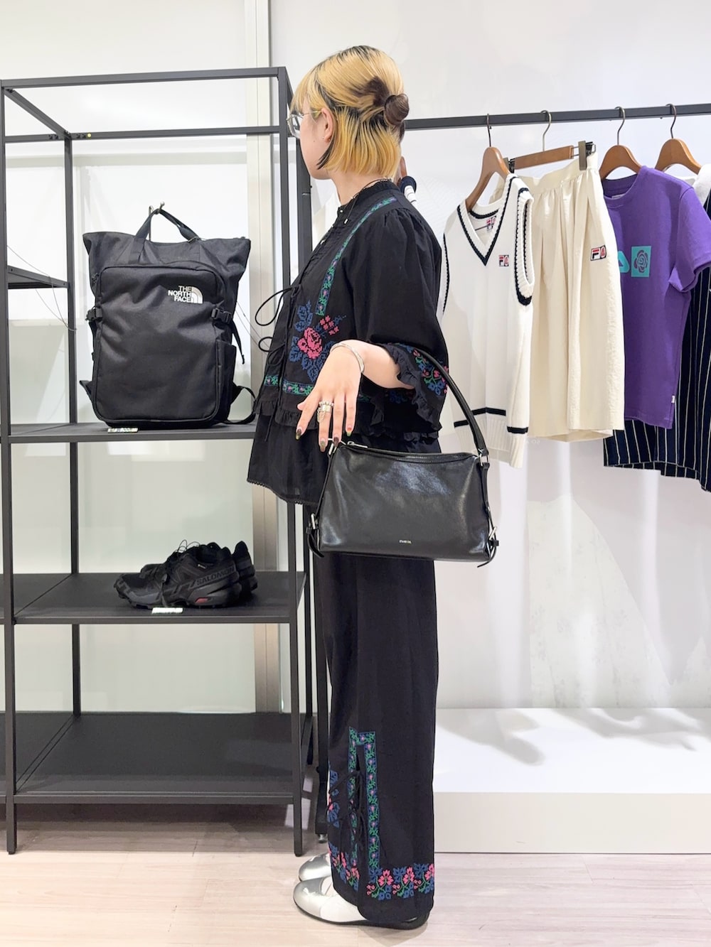 ブラック系のその他パンツ、ブラック系のシャツ/ブラウス、ブラック系のシャツ/ブラウスを着用したレディースの夏コーディネートの3枚目の写真