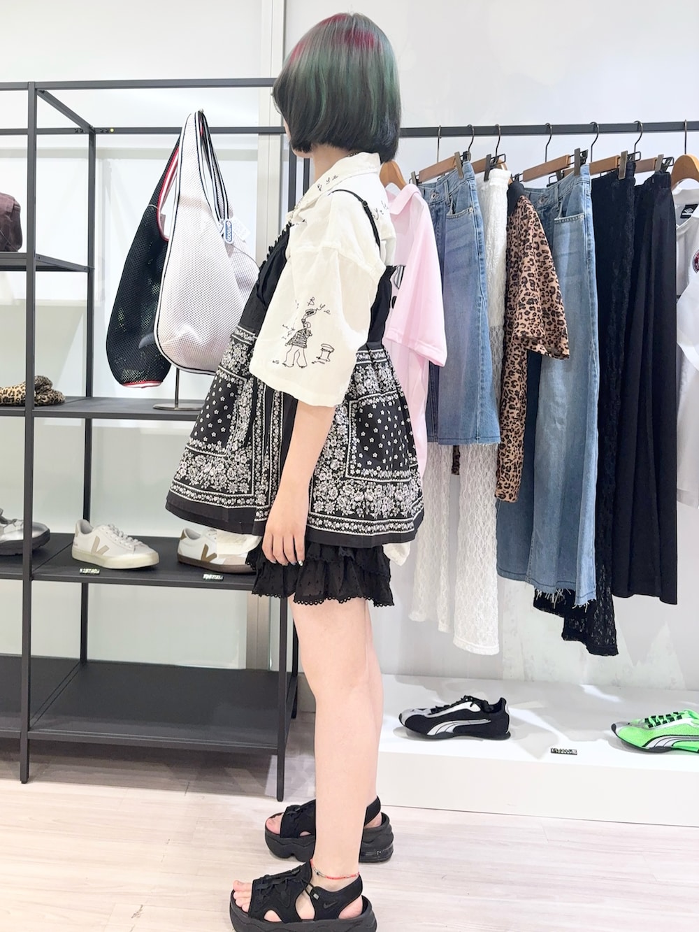 ブラック系のキャミソール、ホワイト系のシャツ/ブラウス、ブラック系のサンダルを着用したレディースの夏コーディネートの3枚目の写真