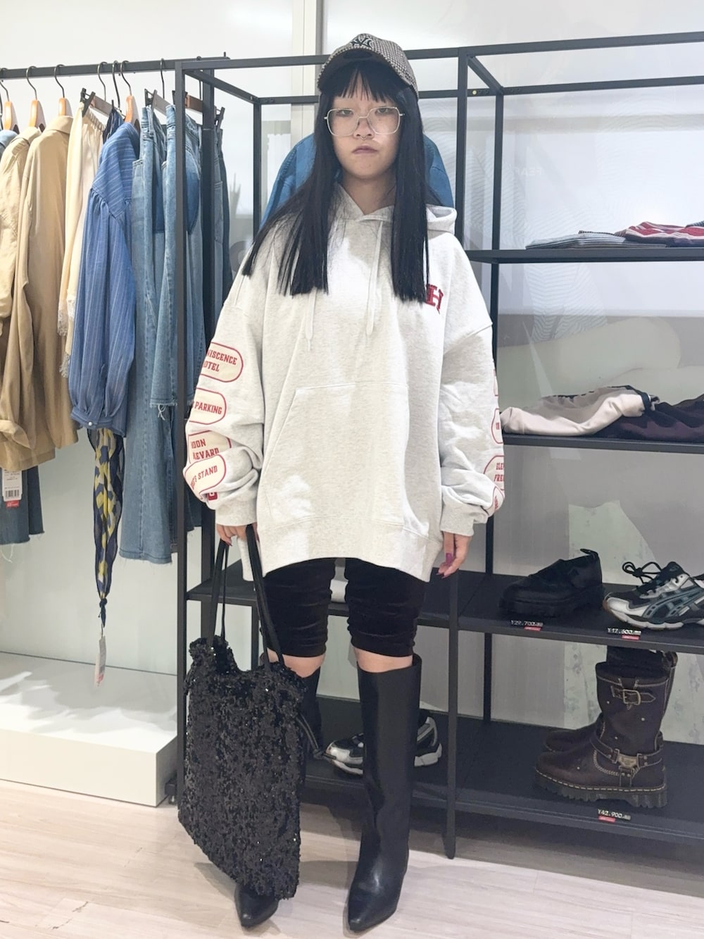 ブラウン系のその他パンツ、ブラック系のショルダーバッグ、ベージュ系のキャップを着用したレディースの秋コーディネートの2枚目の写真