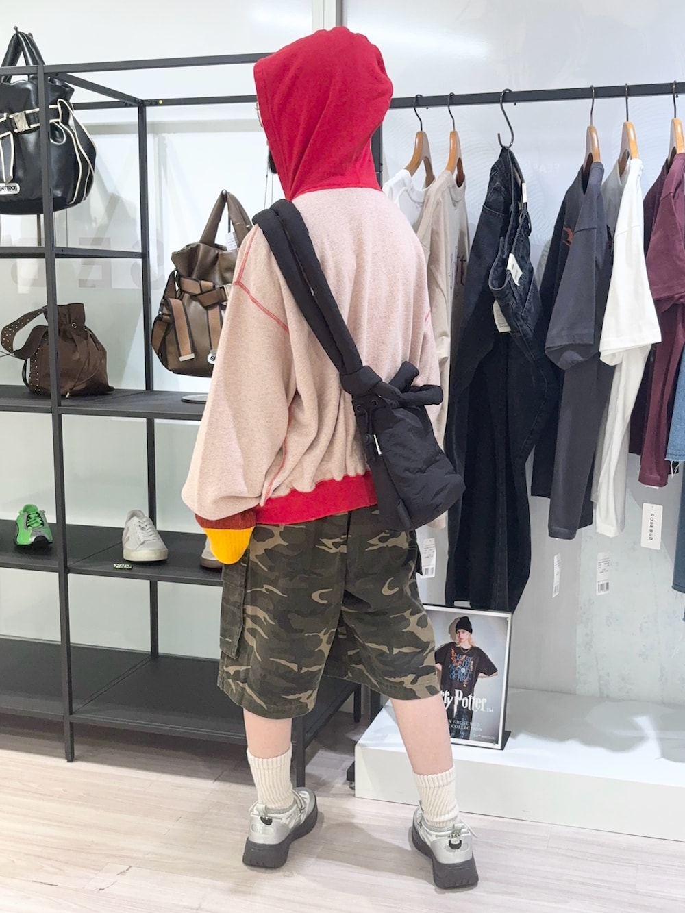 その他のその他パンツ、ピンク系のパーカー、ブラウン系のニット/セーターを着用したレディースの秋コーディネートの4枚目の写真