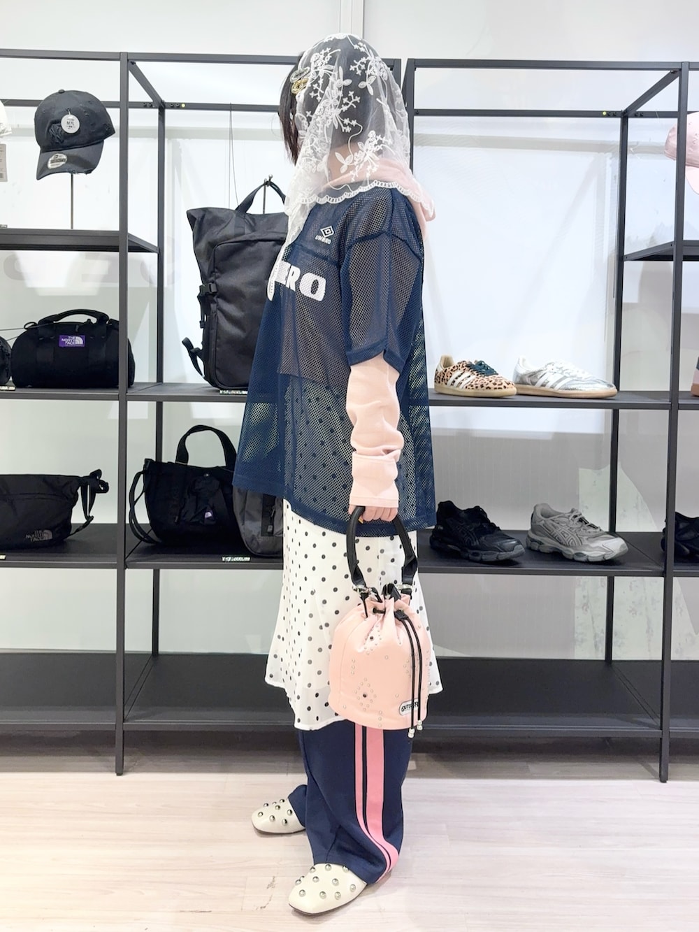 ホワイト系のスカート、その他のカーディガン/ボレロ、ブルー系のTシャツ/カットソーを着用したレディースの春コーディネートの3枚目の写真