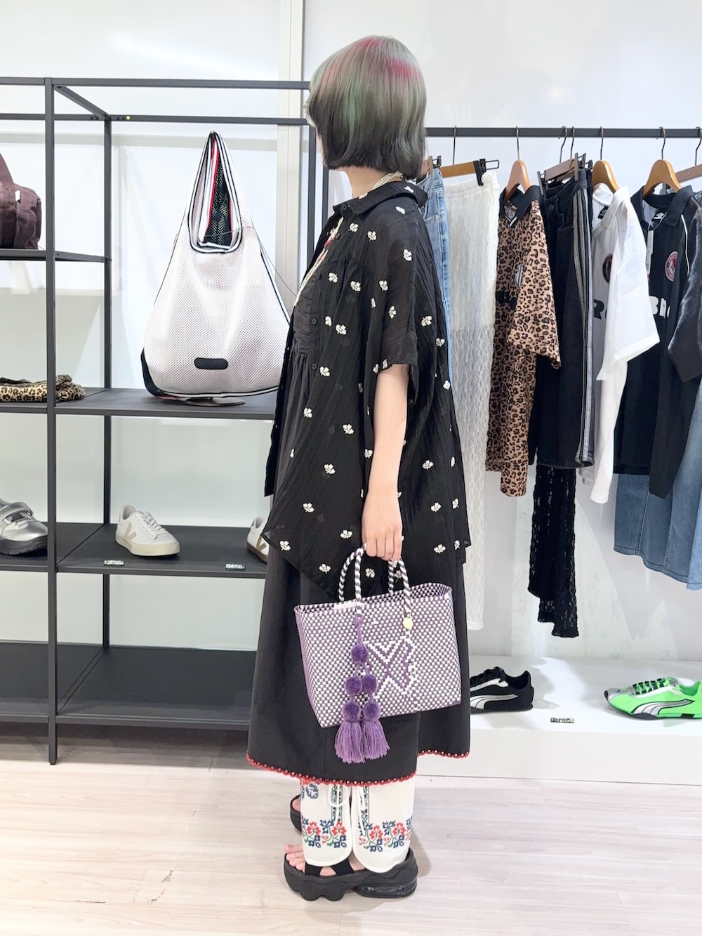 ブラック系のシャツ/ブラウス、ブラック系のワンピース、ホワイト系のその他パンツを着用したレディースの夏コーディネートの2枚目の写真