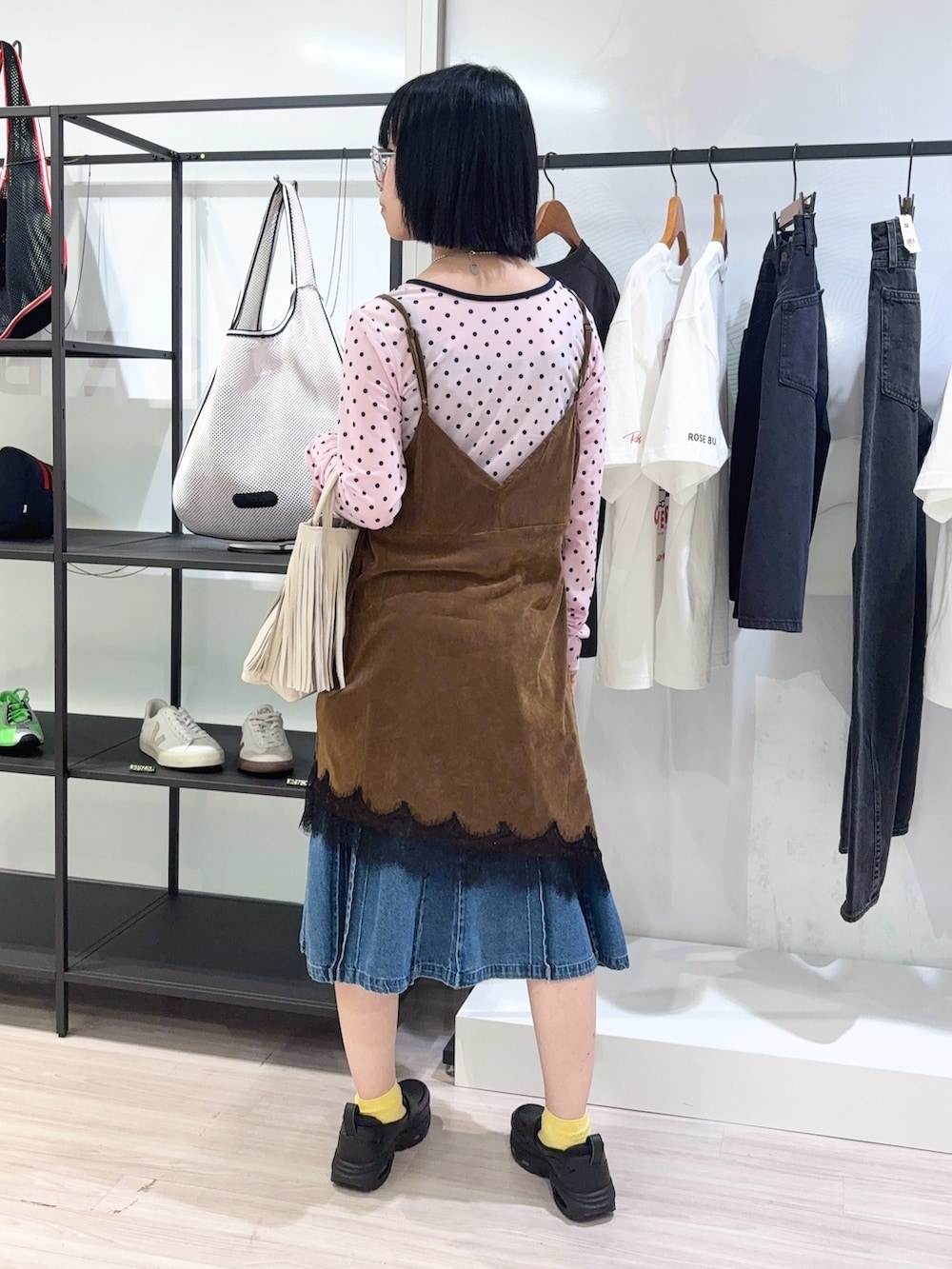 ホワイト系のショルダーバッグ、ブラック系のローファー、ホワイト系のTシャツ/カットソーを着用したレディースの夏コーディネートの4枚目の写真
