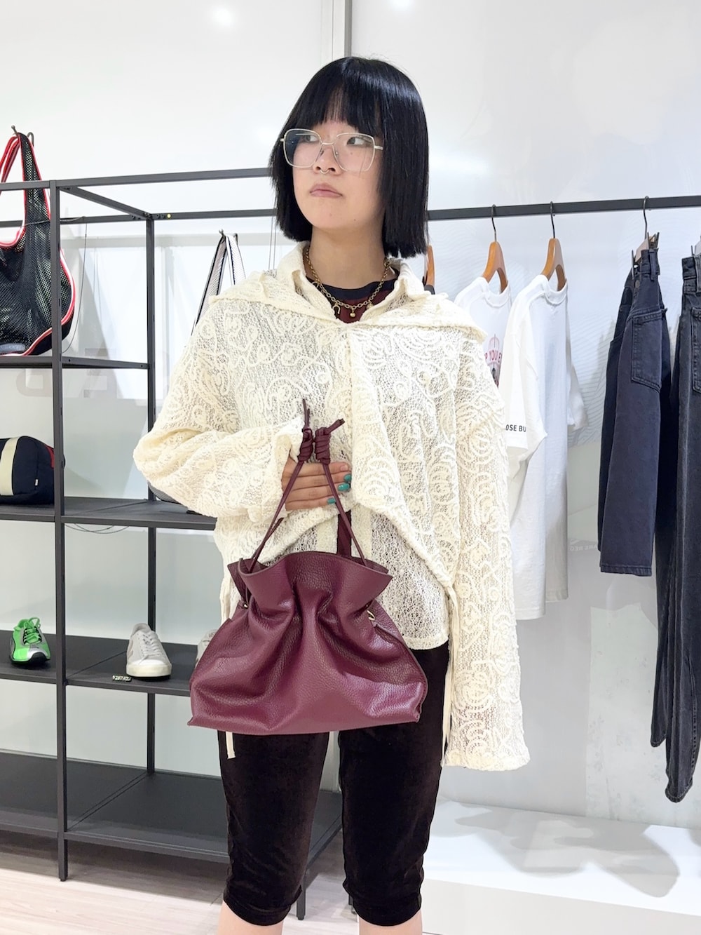 ホワイト系のシャツ/ブラウス、ブラウン系のTシャツ/カットソー、ホワイト系のTシャツ/カットソーを着用したレディースの夏コーディネートの5枚目の写真