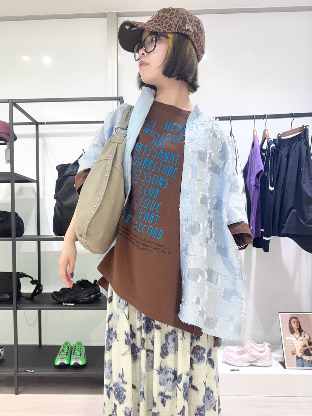 ブラウン系のTシャツ/カットソー、ホワイト系のスカート、ブラウン系のキャップを着用したレディースの春コーディネートの5枚目の写真