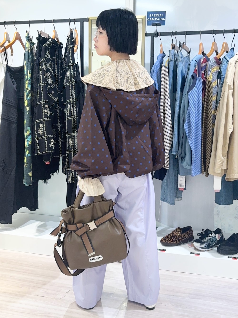 ブラウン系のショルダーバッグ、パープル系のその他パンツ、ホワイト系のその他シューズを着用したレディースの秋コーディネートの4枚目の写真