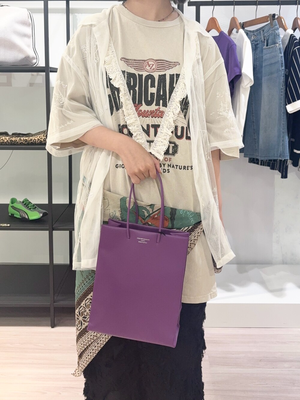 ホワイト系のシャツ/ブラウス、ベージュ系のTシャツ/カットソー、ブラック系のその他パンツを着用したレディースの夏コーディネートの4枚目の写真