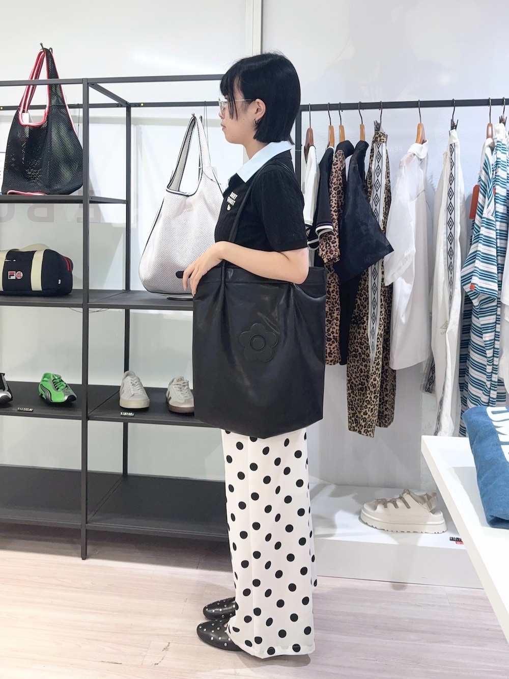 ホワイト系のその他パンツ、ブラック系のニット/セーター、ブラック系のその他シューズを着用したレディースの夏コーディネートの3枚目の写真