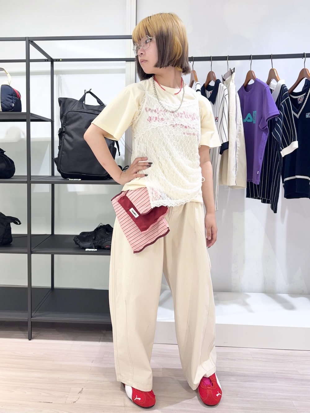 ホワイト系のタンクトップ、ホワイト系のTシャツ/カットソー、ホワイト系のデニムパンツを着用したレディースの夏コーディネートの2枚目の写真