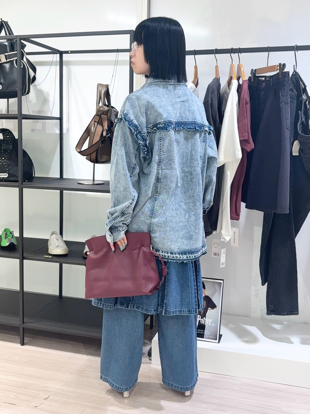 ブルー系のシャツ/ブラウス、ブルー系のデニムスカート、ブルー系のデニムパンツを着用したレディースの夏コーディネートの4枚目の写真