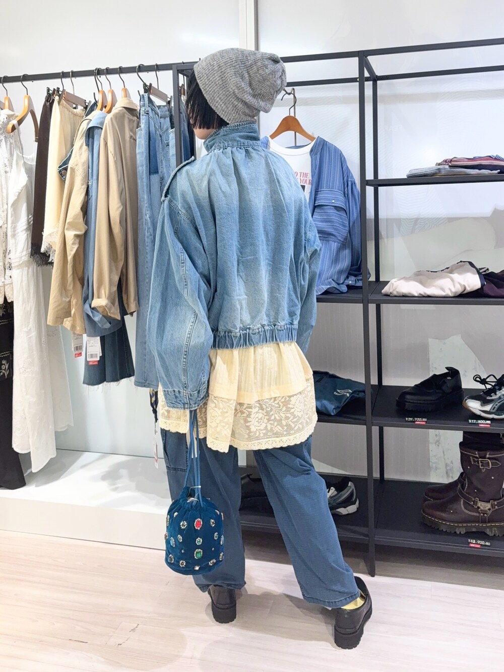 ブルー系のその他アウター、ベージュ系のシャツ/ブラウス、グレー系のニットキャップ/ビーニーを着用したレディースの秋コーディネートの4枚目の写真