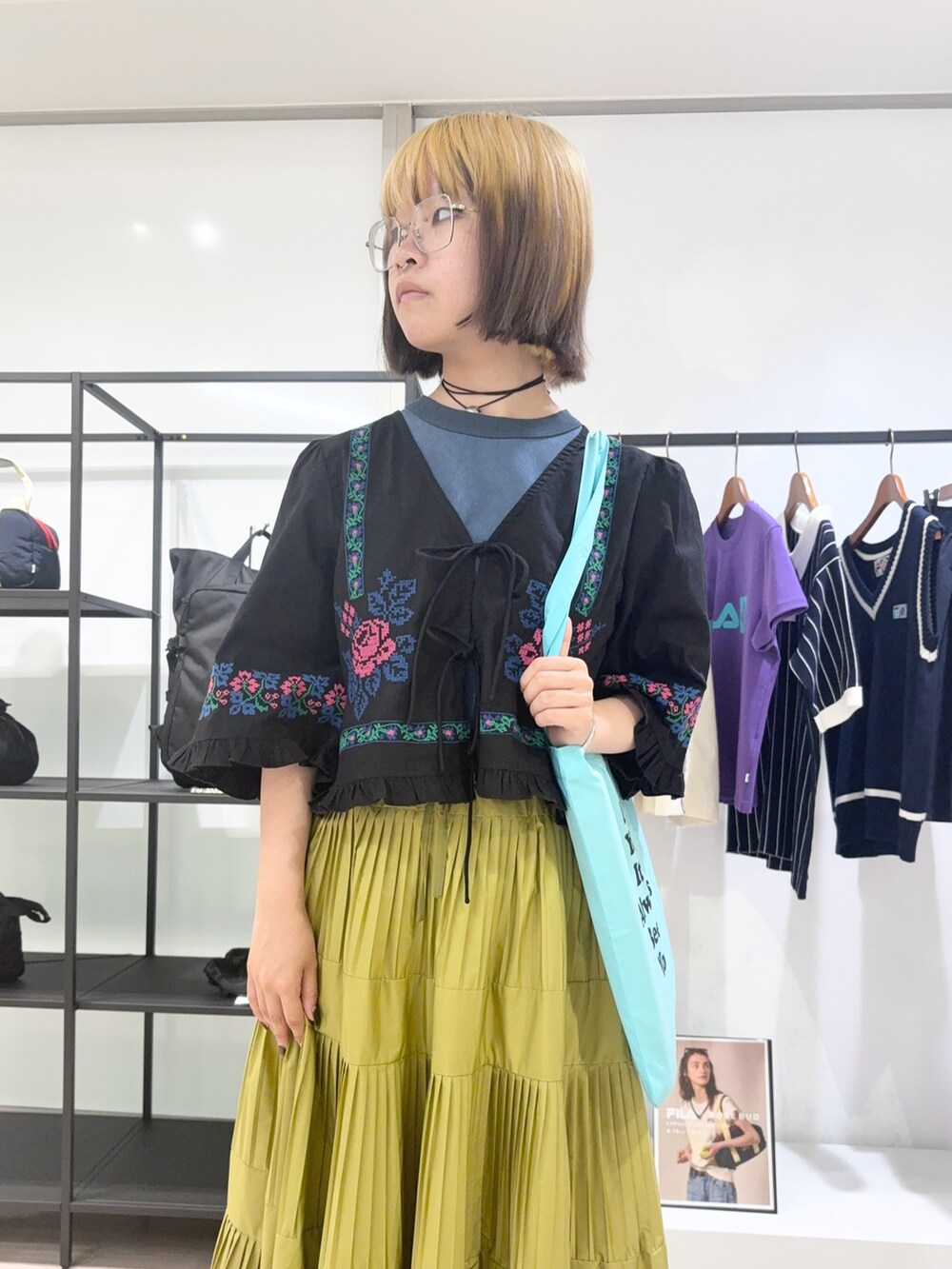 ブラック系のスカート、ブラック系のシャツ/ブラウス、ブルー系のトートバッグを着用したレディースの夏コーディネートの4枚目の写真