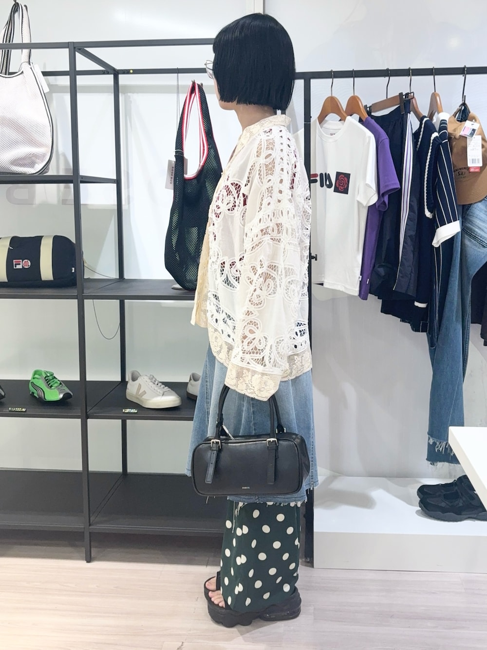 グリーン系のその他パンツ、ブルー系のデニムスカート、ブラック系のサンダルを着用したレディースの夏コーディネートの3枚目の写真