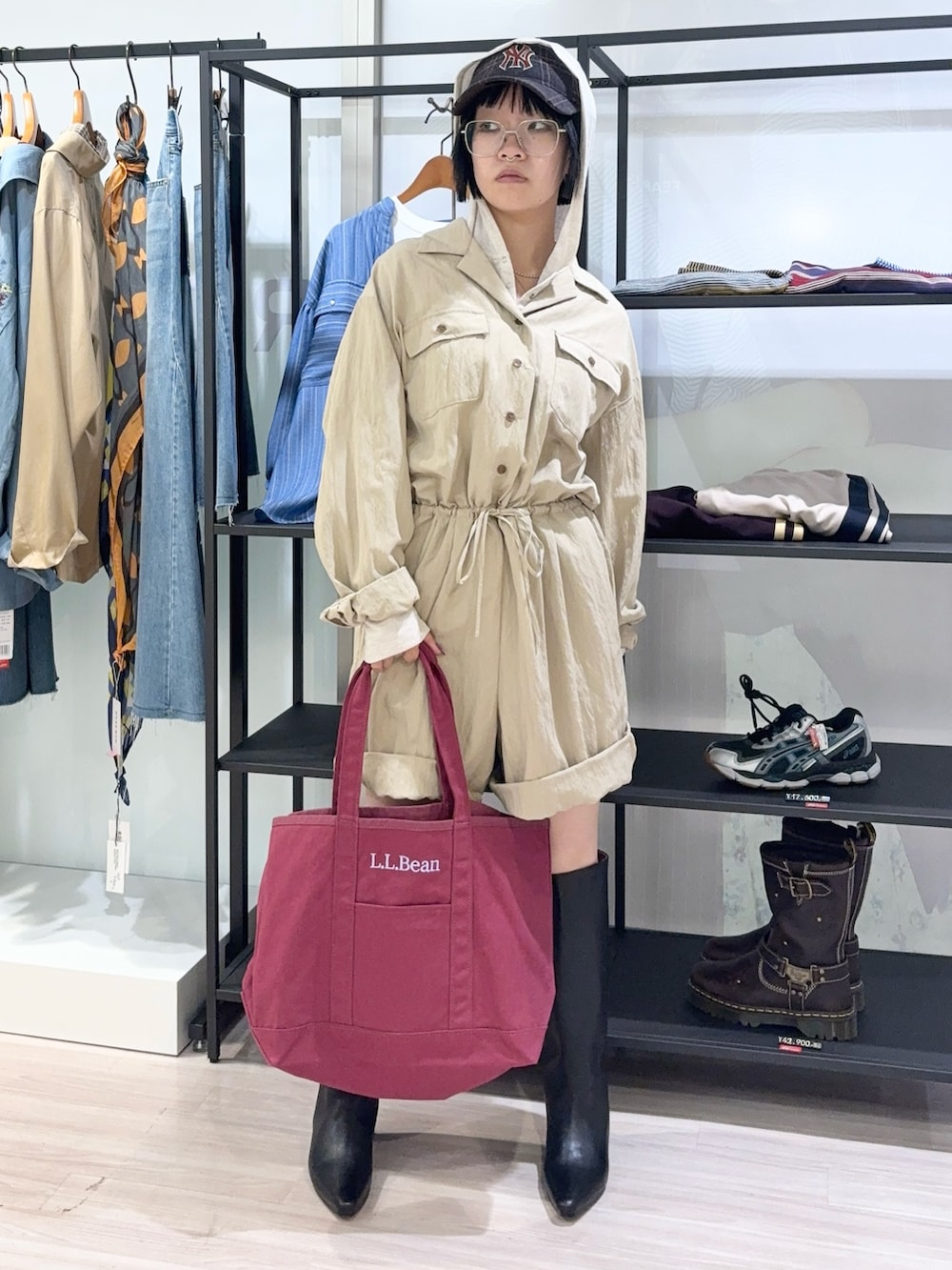 ベージュ系のつなぎ/オールインワン、レッド系のトートバッグ、ブラウン系のキャップを着用したレディースの秋コーディネートの2枚目の写真