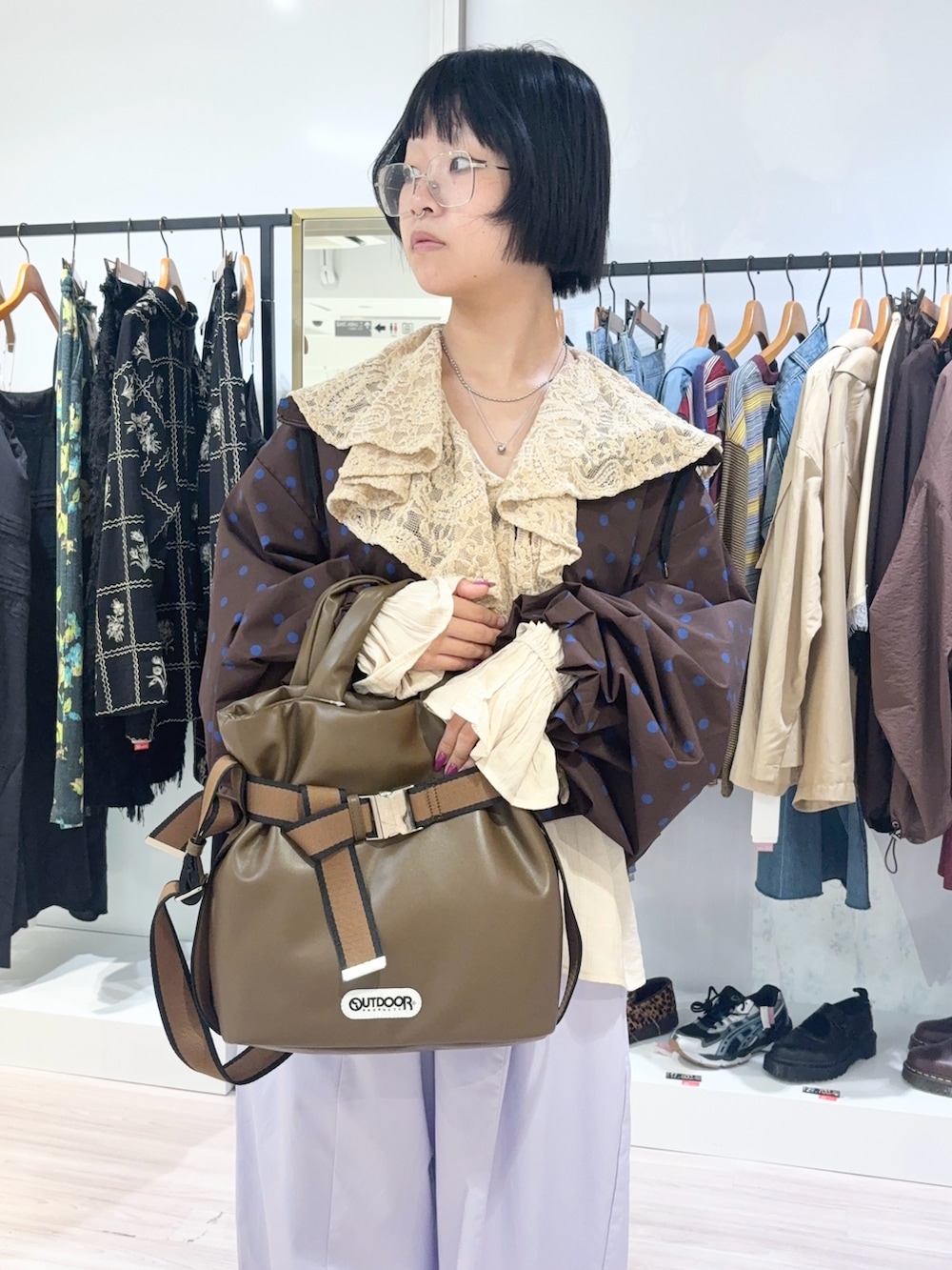 ブラウン系のショルダーバッグ、パープル系のその他パンツ、ホワイト系のその他シューズを着用したレディースの秋コーディネートの5枚目の写真