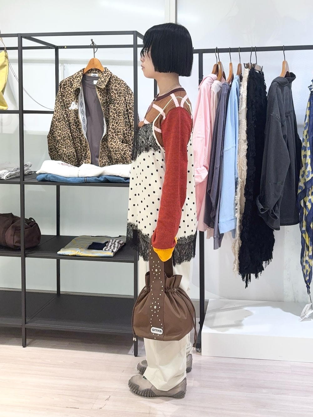ブラウン系のニット/セーター、ブラウン系のショルダーバッグ、ベージュ系のその他パンツを着用したレディースの秋コーディネートの3枚目の写真