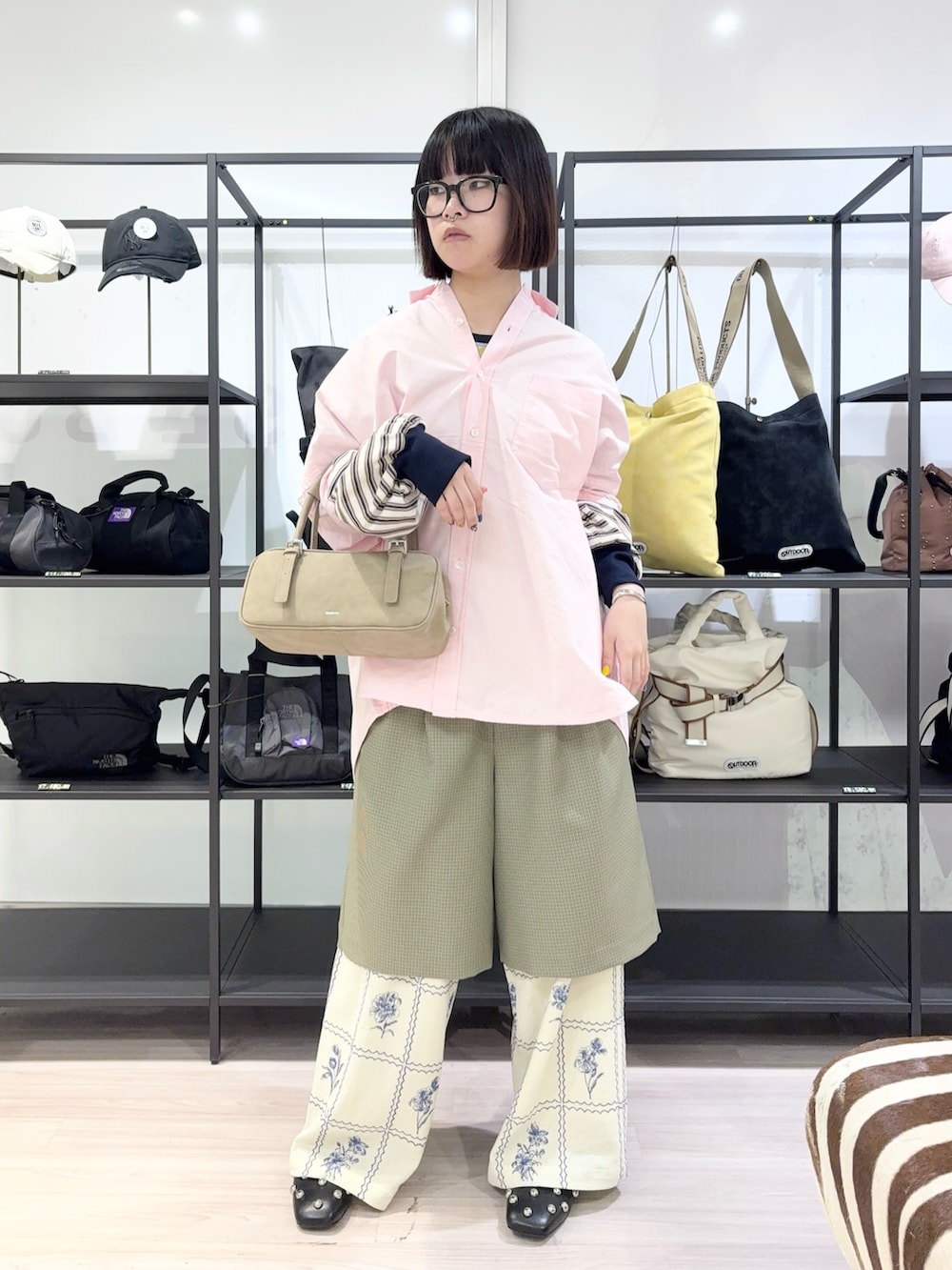 グリーン系のその他パンツ、ホワイト系のその他パンツ、ブルー系のTシャツ/カットソーを着用したレディースの春コーディネートの2枚目の写真