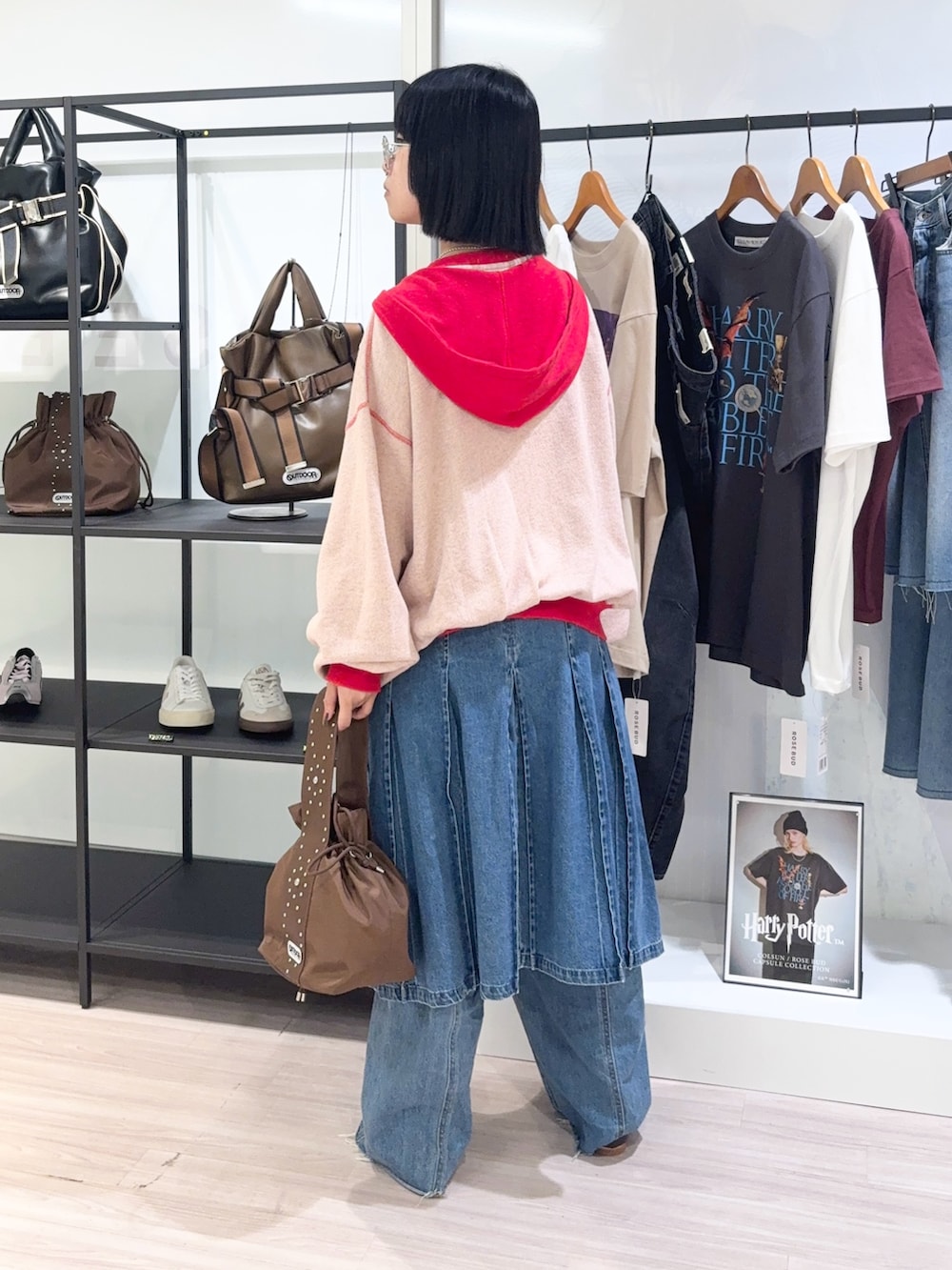 ブラック系のその他シューズ、ブルー系のデニムスカート、ブルー系のデニムパンツを着用したレディースの秋コーディネートの3枚目の写真