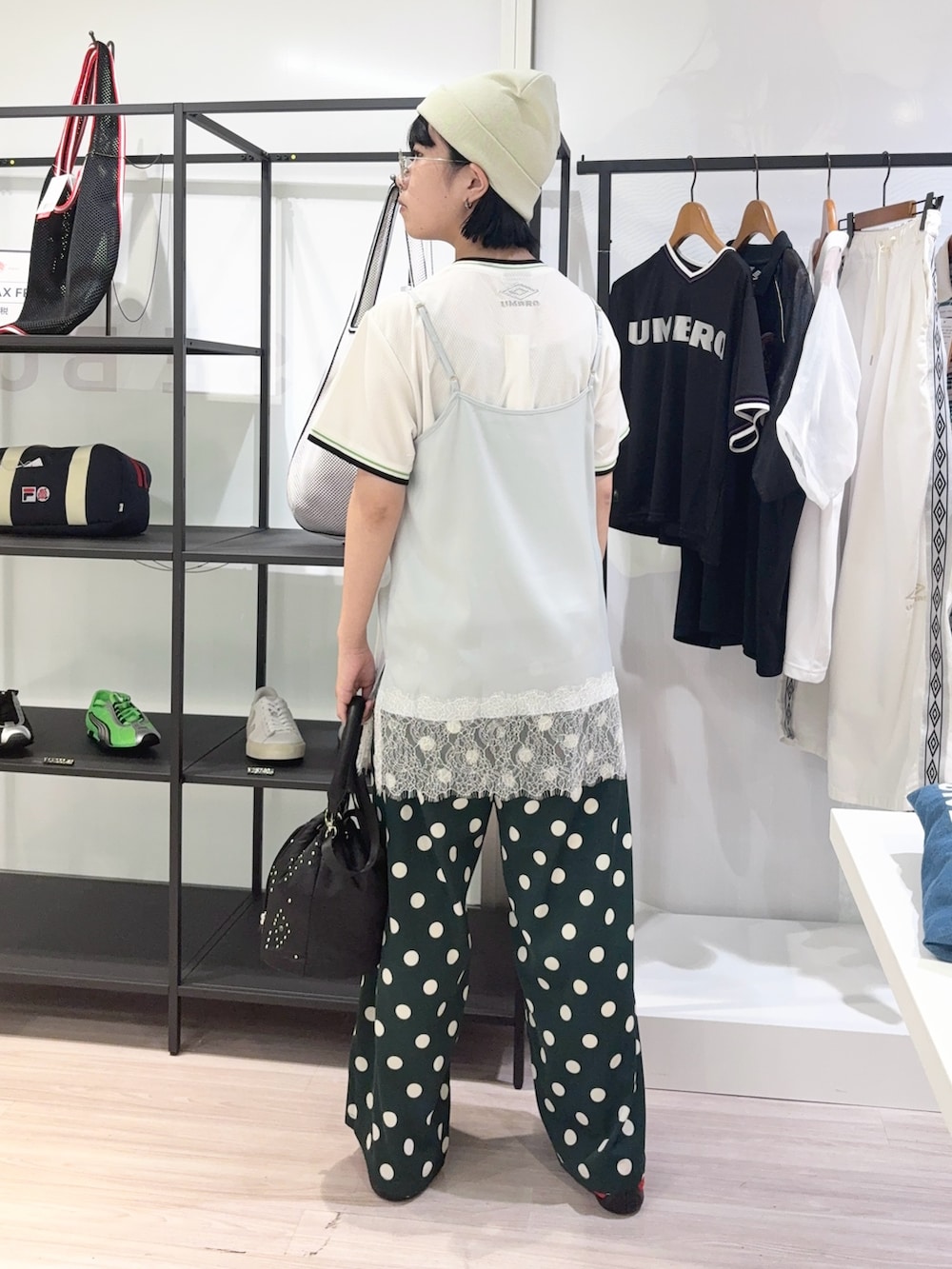 グリーン系のその他パンツ、ブラック系のショルダーバッグ、レッド系のスニーカーを着用したレディースの夏コーディネートの4枚目の写真