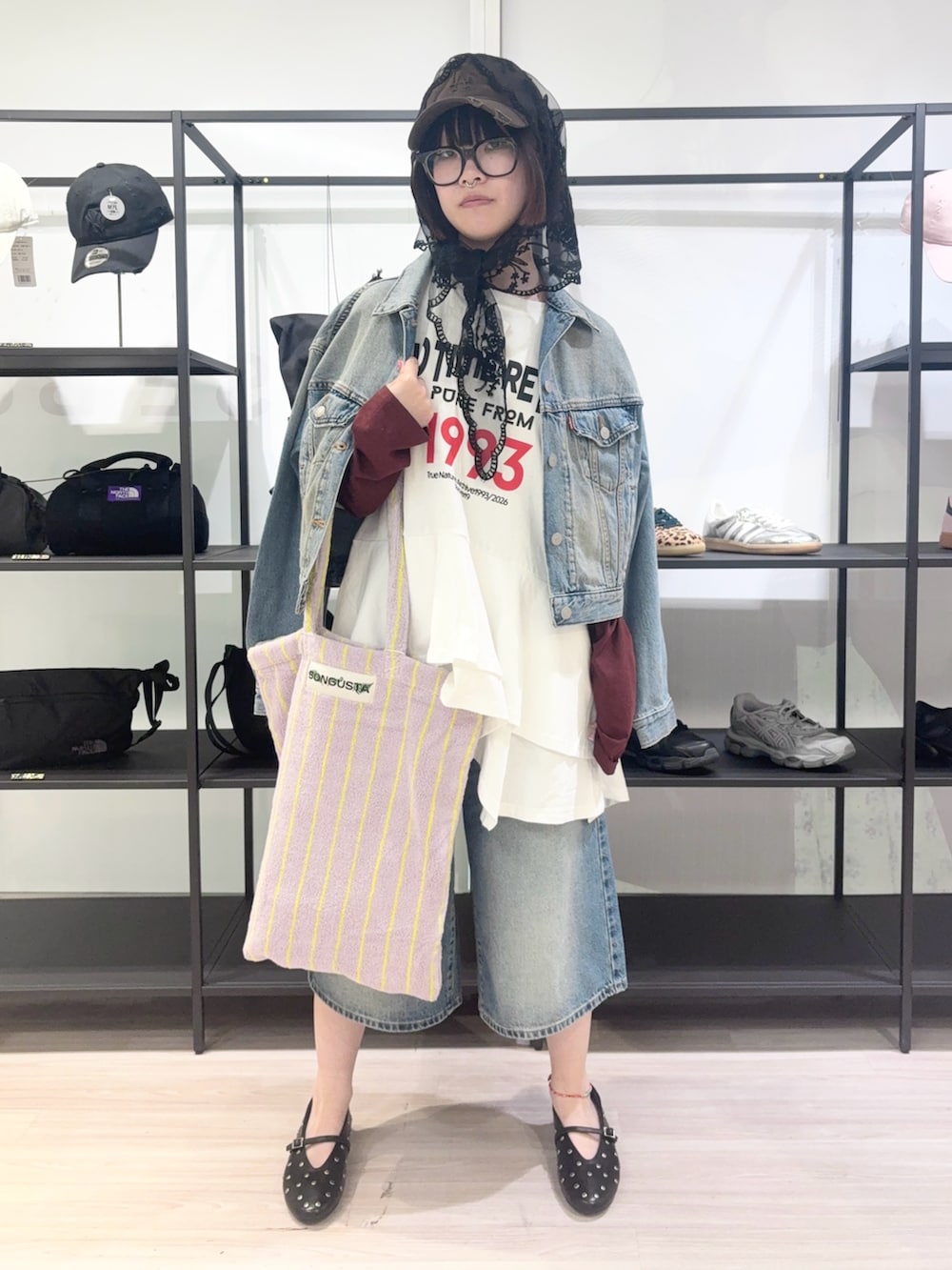 ホワイト系のTシャツ/カットソー、ブラック系のその他シューズ、ブラウン系のキャップを着用したレディースの春コーディネートの2枚目の写真