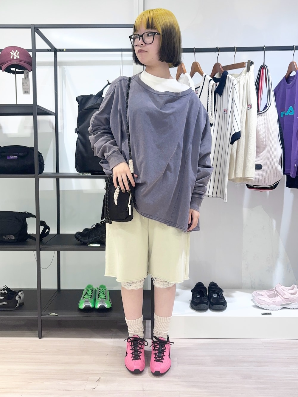 ホワイト系のTシャツ/カットソー、ブルー系のTシャツ/カットソー、ホワイト系のその他パンツを着用したレディースの春コーディネートの2枚目の写真