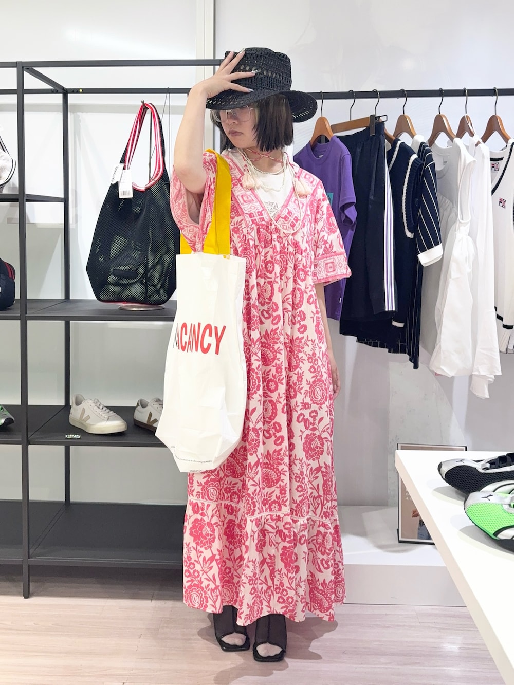 ブラック系のサンダル、ホワイト系のTシャツ/カットソー、レッド系のワンピースを着用したレディースの夏コーディネートの2枚目の写真