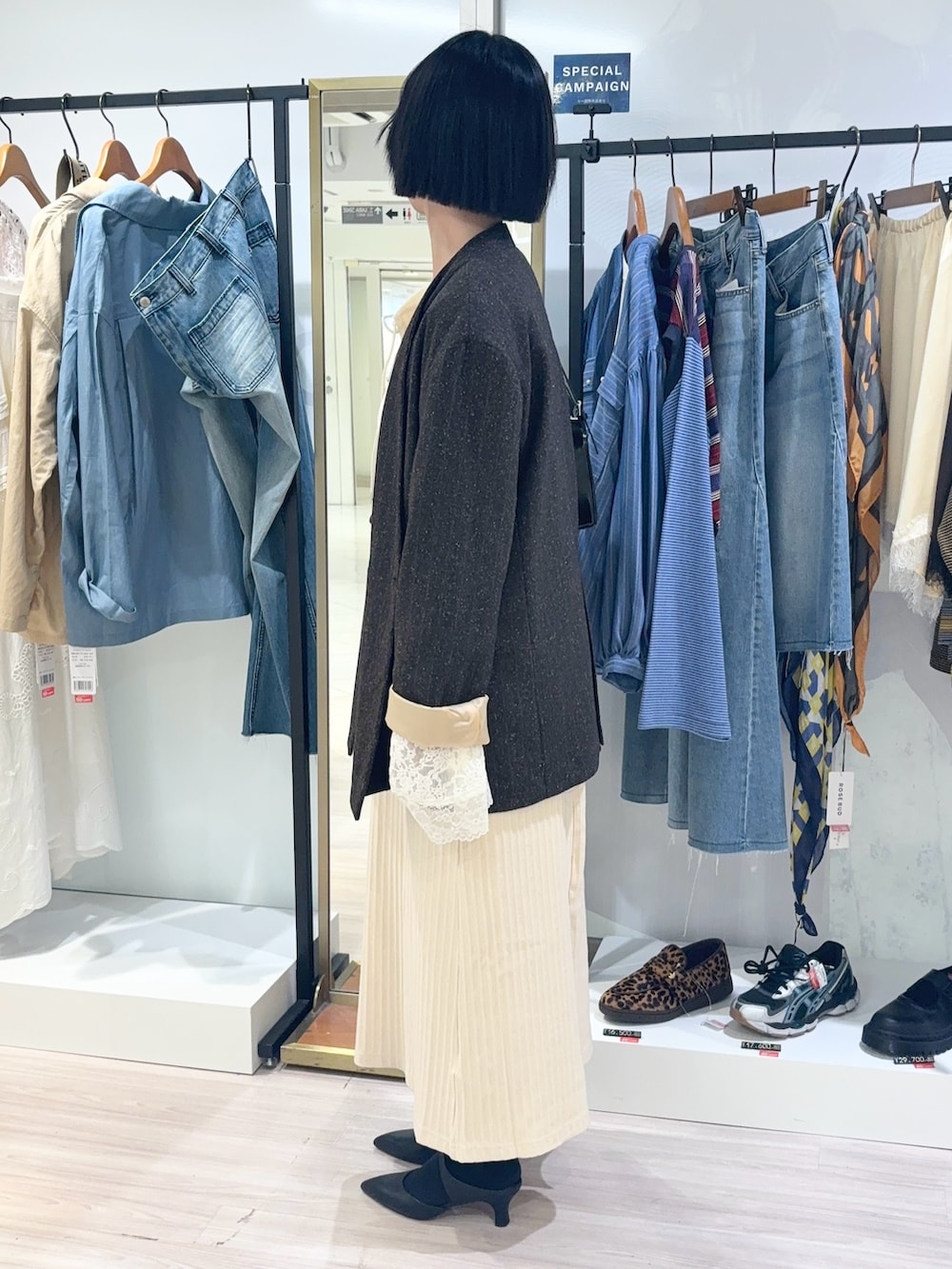 ホワイト系のワンピース、ホワイト系のTシャツ/カットソー、ブラウン系のその他アウターを着用したレディースの秋コーディネートの3枚目の写真