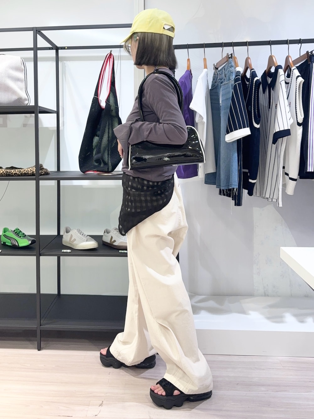 ホワイト系のデニムパンツ、ブラック系のサンダル、グレー系のTシャツ/カットソーを着用したレディースの夏コーディネートの3枚目の写真