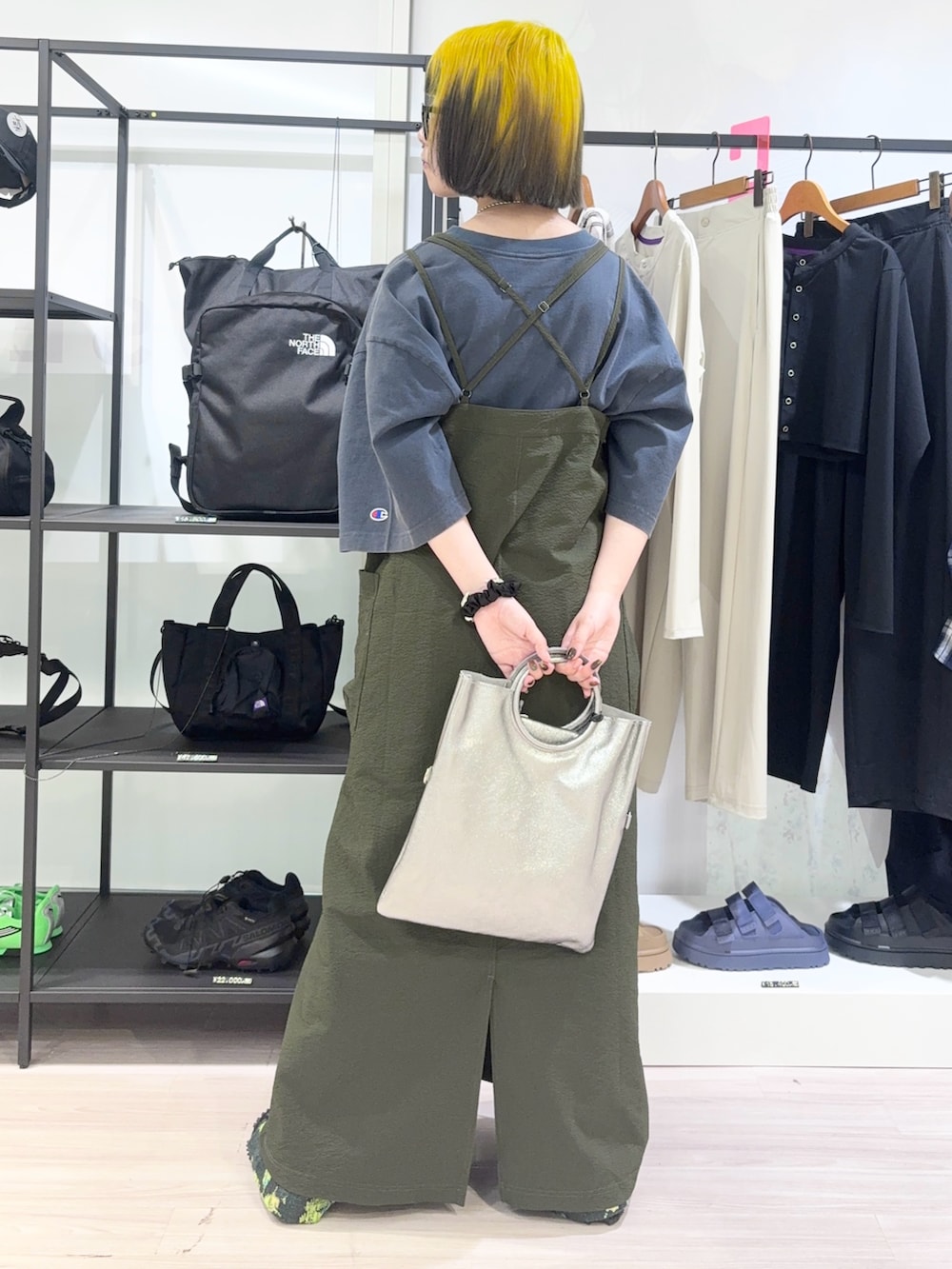ブルー系のTシャツ/カットソー、シルバー系のショルダーバッグ、グリーン系のその他パンツを着用したレディースの春コーディネートの3枚目の写真