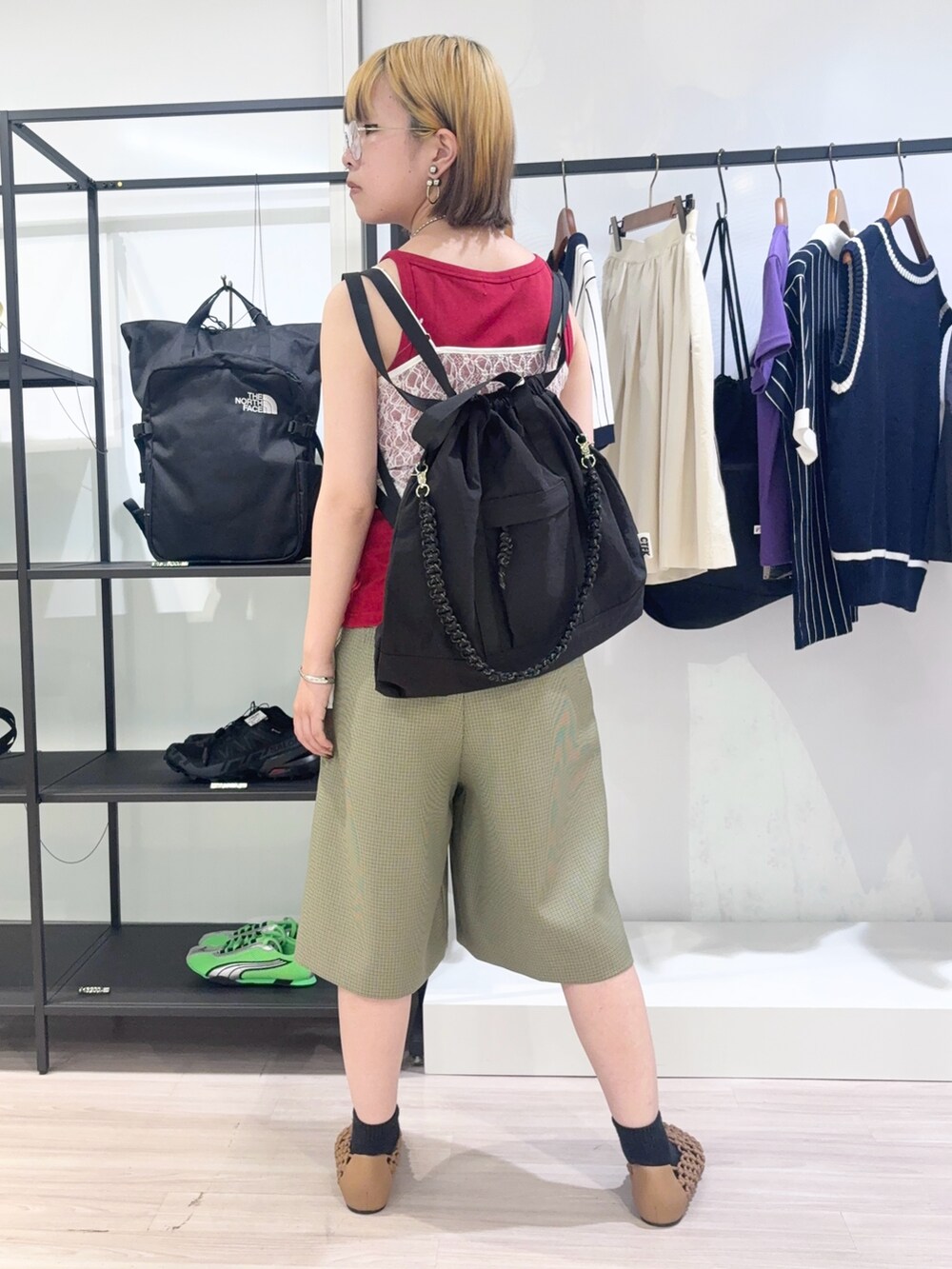 グリーン系のその他パンツ、シルバー系のバングル/リストバンド、シルバー系のネックレスを着用したレディースの夏コーディネートの4枚目の写真