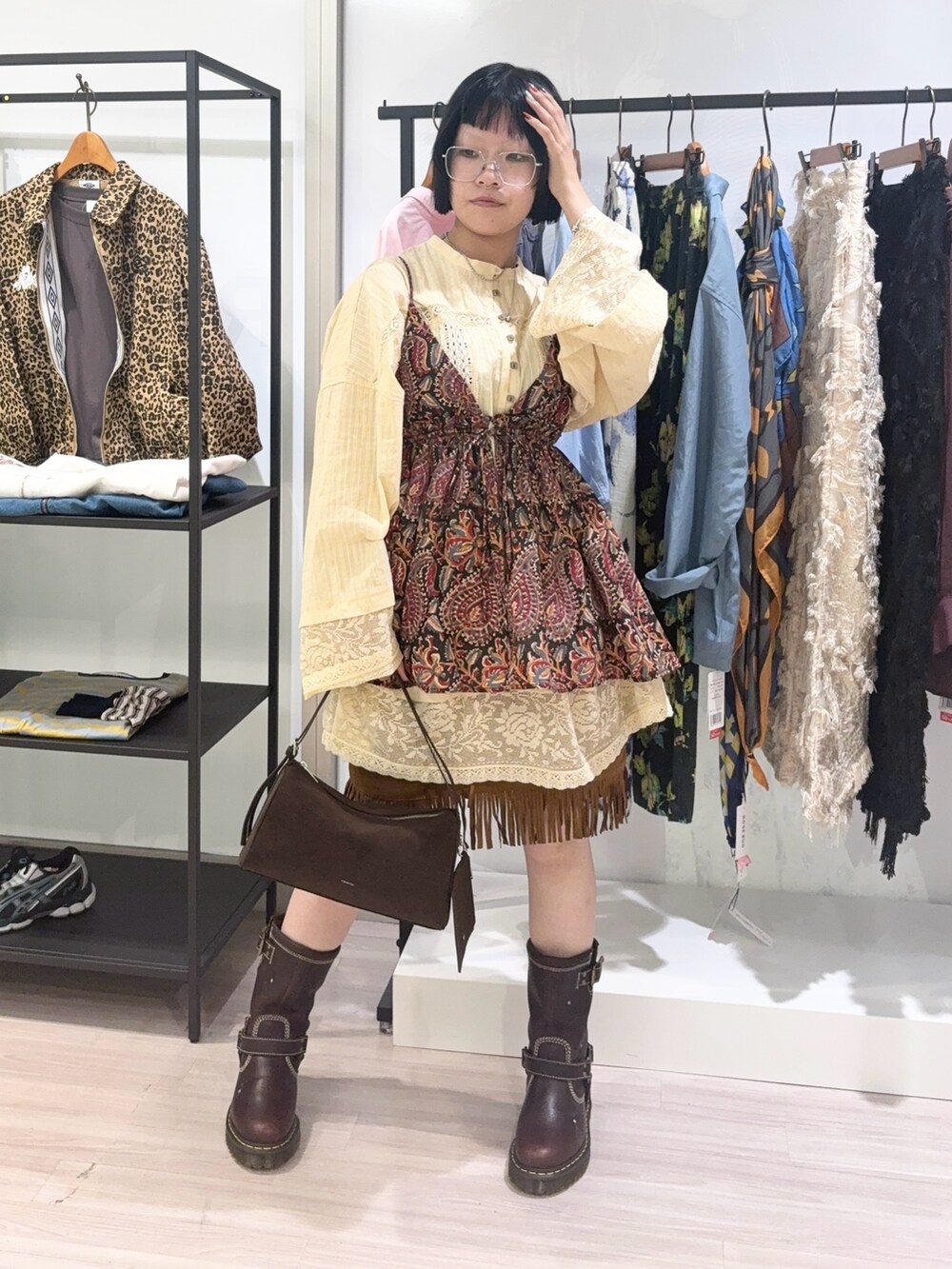 ベージュ系のシャツ/ブラウス、ブラック系のキャミソール、ブラウン系のスカートを着用したレディースの秋コーディネートの2枚目の写真