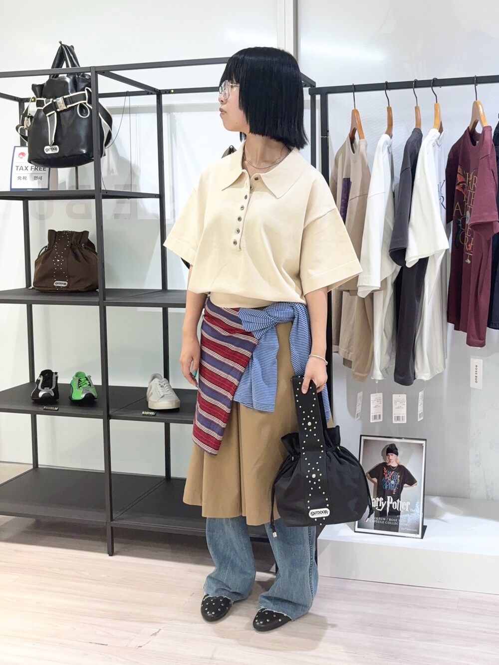 ブルー系のTシャツ/カットソー、ホワイト系のニット/セーター、ベージュ系のその他パンツを着用したレディースの秋コーディネートの2枚目の写真